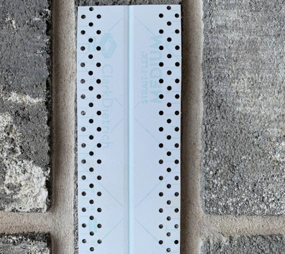 Лента MEDIUM для армир. стыков ГКЛ во вн. углах, 57мм х 30м толщ.0,54мм (12) STRAIT-FLEX (26052)