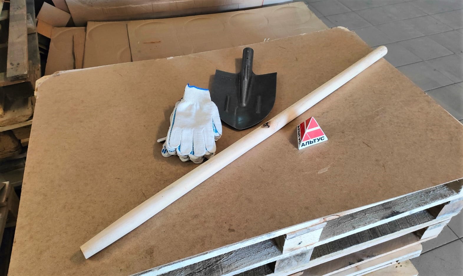 Набор дачника (Черенок деревянный для лопаты + лопата штыковая рельсовая сталь + перчатки рабочие хб 5 шт)								