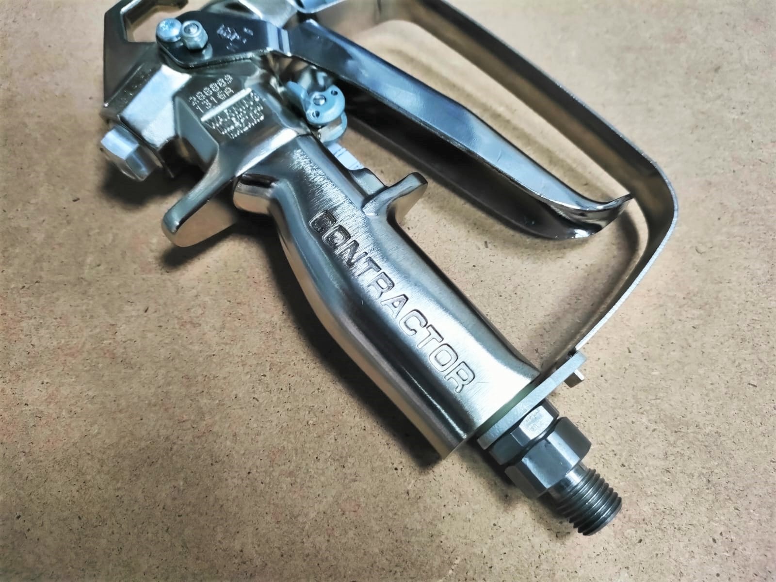 Пистолет-распылитель Graco CONTRACTOR, 250 атм., курок на 4 пальца с соплодержателем RAC X