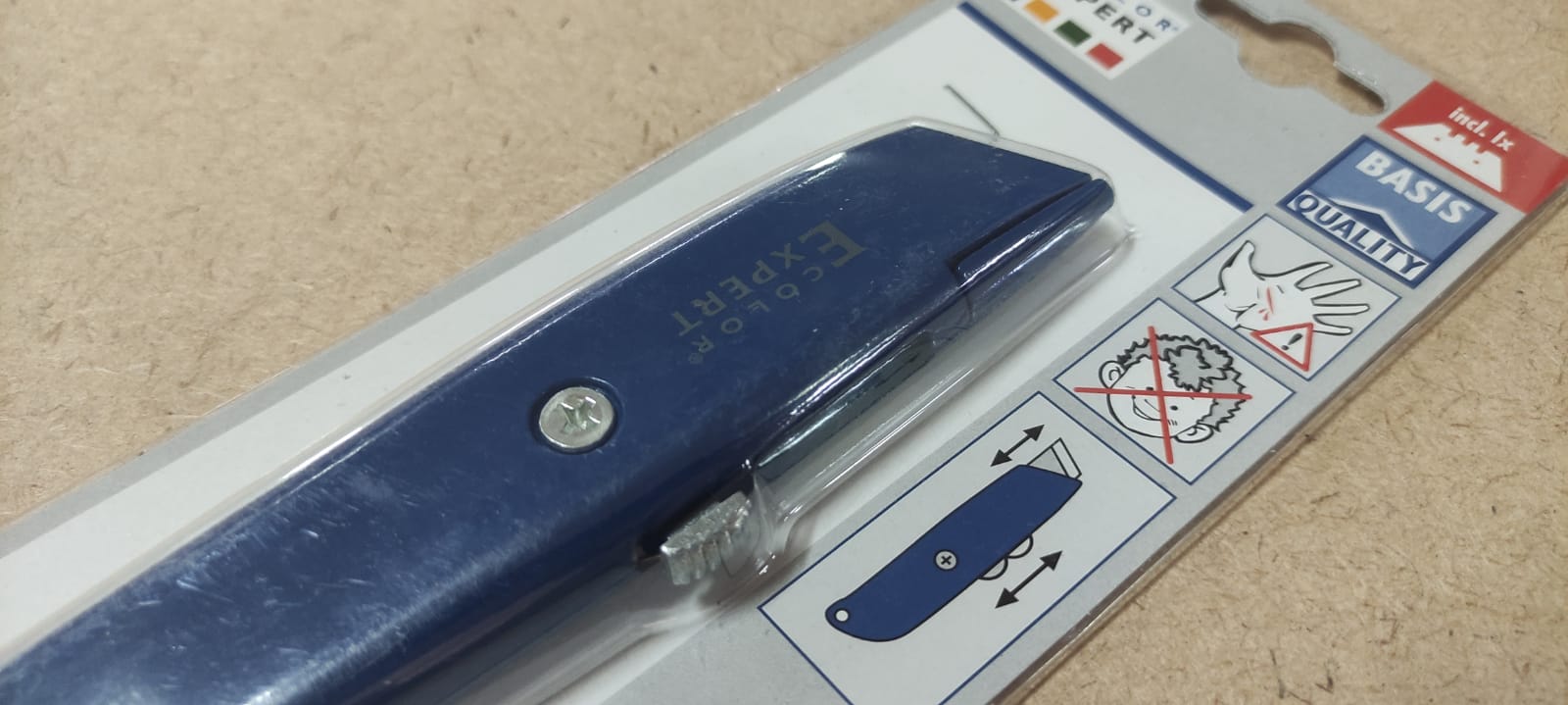 Нож для линолеума и ковролина Color Expert с выдвижными лезвиями (95500227)